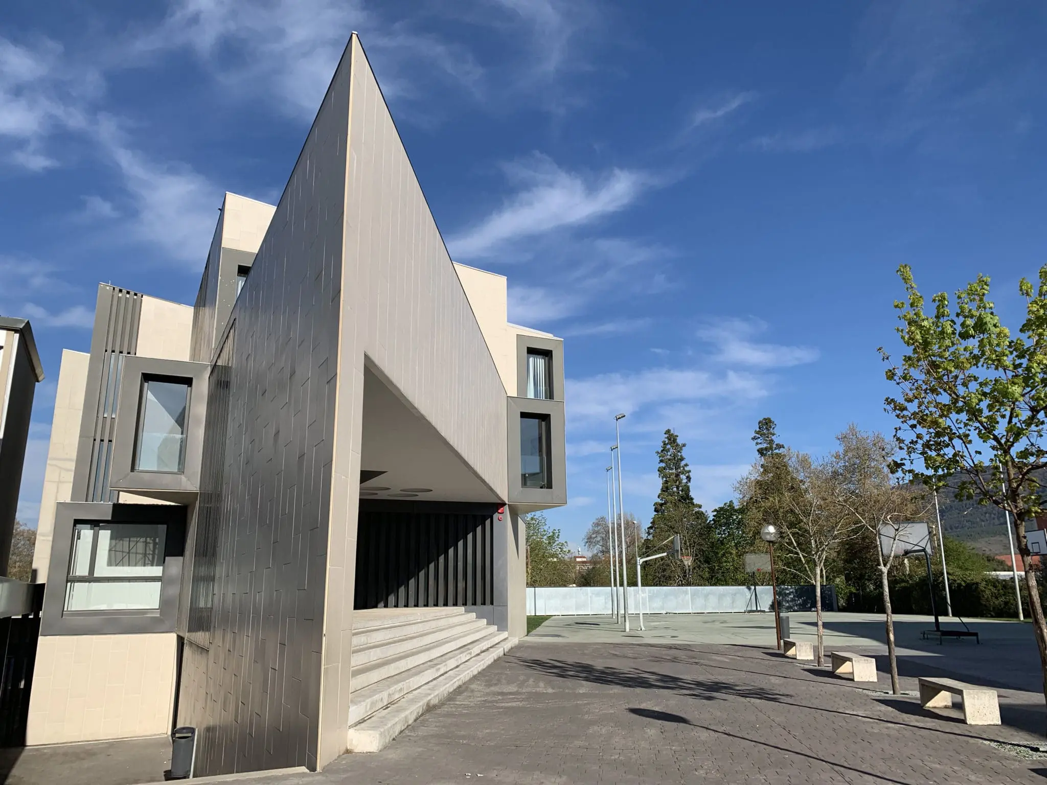 Colegio de Fomento Miravalles-El Redín: Colegio Concertado en Cizur Menor,Infantil,Primaria,Secundaria,Bachillerato,Inglés,Francés,Católico,