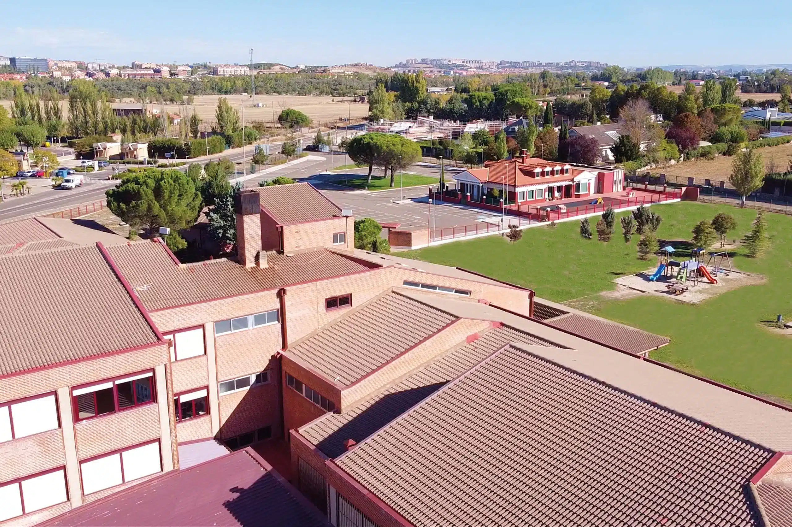 Colegio de Fomento Pinoalbar: Colegio Concertado en Simancas,Infantil,Primaria,Secundaria,Bachillerato,Inglés,Alemán,Católico,