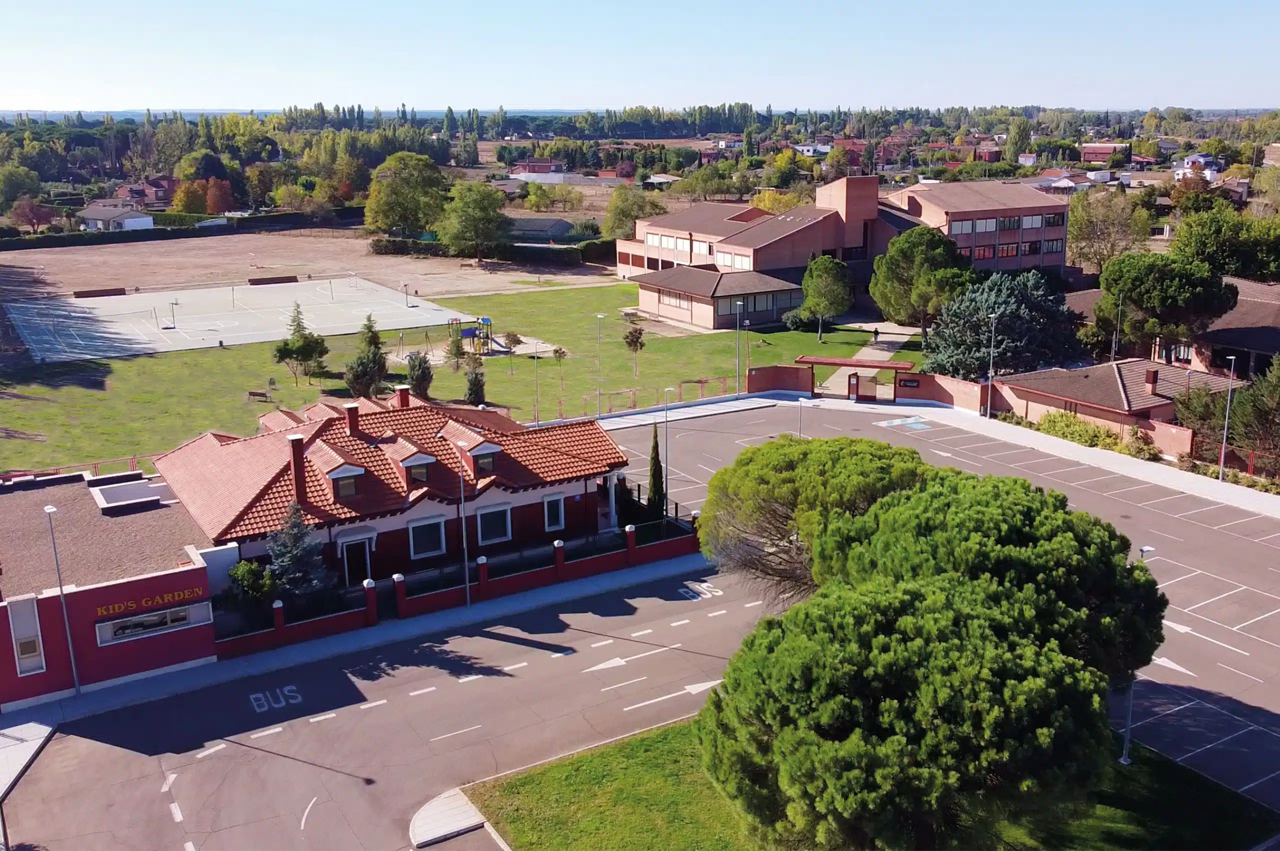 Colegio de Fomento Pinoalbar: Colegio Concertado en Simancas,Infantil,Primaria,Secundaria,Bachillerato,Inglés,Alemán,Católico,